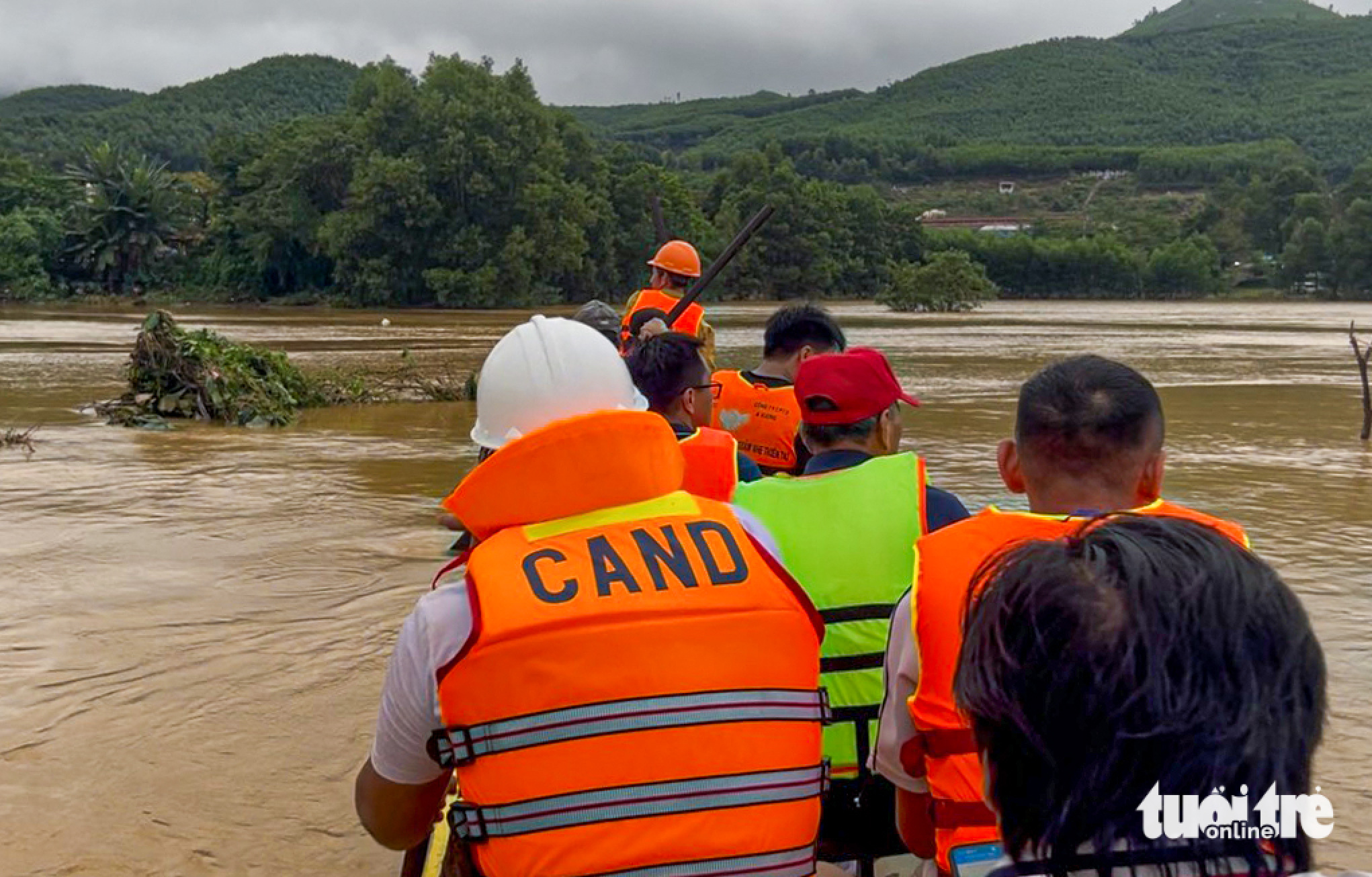 救援物资送达被洪水围困多日的武嘉河畔居民